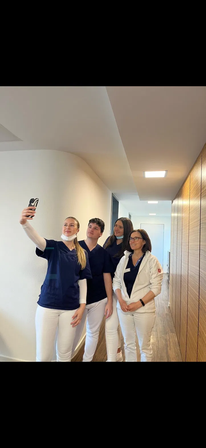 Team-Selfie im Flur